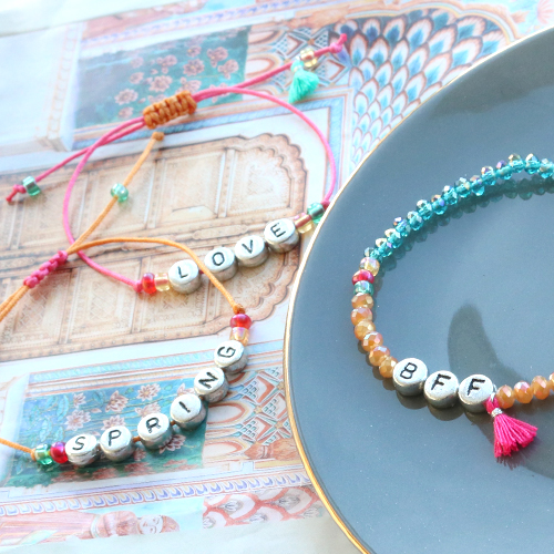 Quote sieraden met letterkralen metal look en kleurrijke details