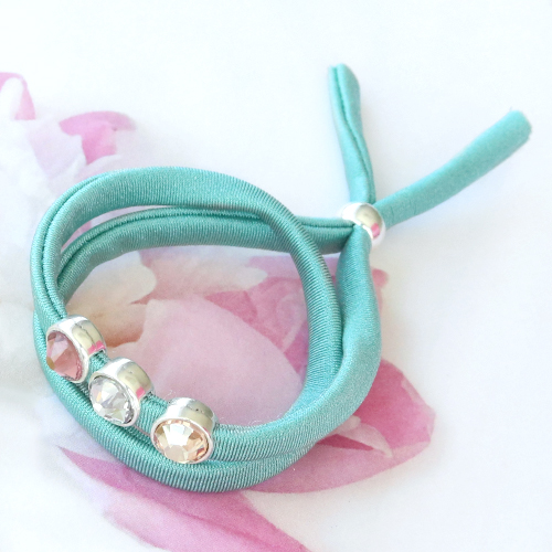 Trendy en universele armbandjes die je ook kan gebruiken als haarelastiek van stitched elastisch lint Ibiza!