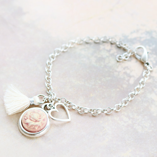 Armbandjes en een sleutelhanger met de leukste, nieuwe camee cabochons