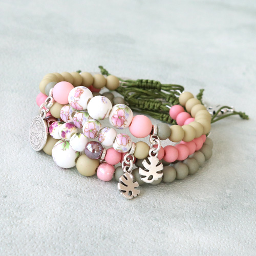 Vrolijke armbandjes met keramiek kralen, macram&eacute; draad en DQ metalen bedels!