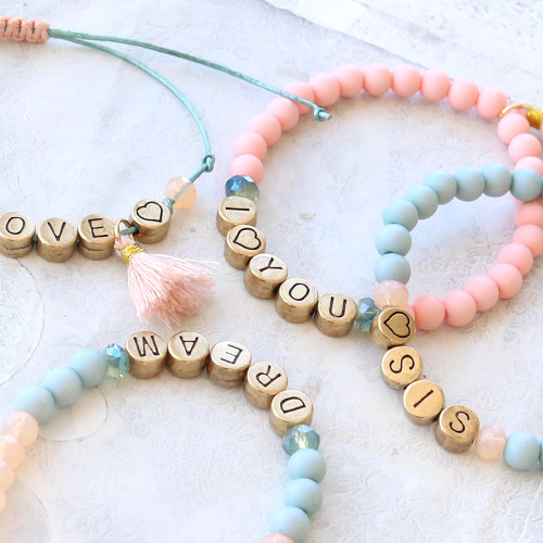 Macram&eacute; armbandjes met letterkralen van DQ metaal!