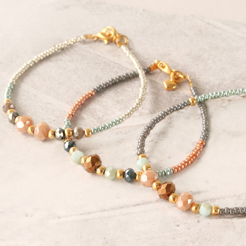 Kleurrijke armbandjes met facetkralen en gouden details