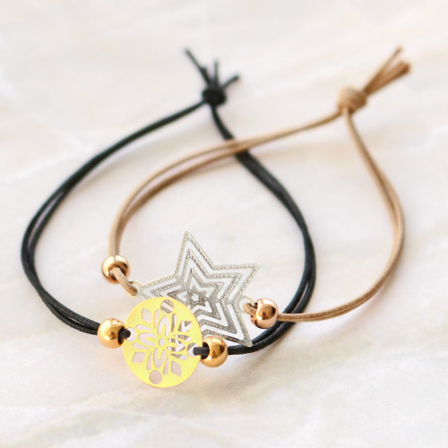 Armbandjes en een sleutelhanger met schitterende bohemian hangers