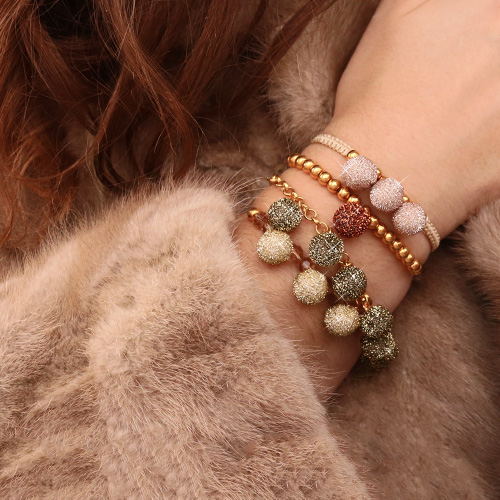 Feestelijke armbandjes met nieuwe glinsterende pompoms
