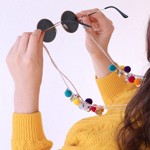 Sunny days! DIY zonnebrillenkoorden met kauri schelpen, pompoms, macram&eacute; en meer!
