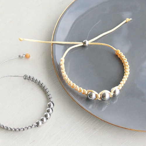 Armbanden en oorbellen met goud- en zilverkleurige onderdelen van stainless steel