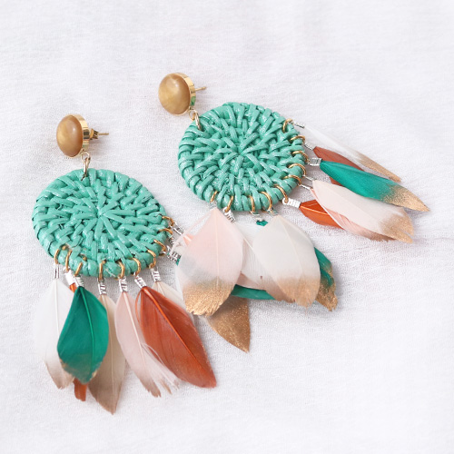 Festival sieraden inspiratie met veertjes en kleurrijke rotan hangers