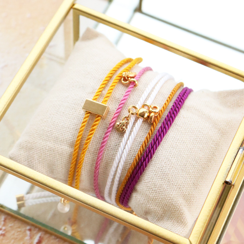 Zo maak je zelf eenvoudig bedelarmbandjes met trendy koord: