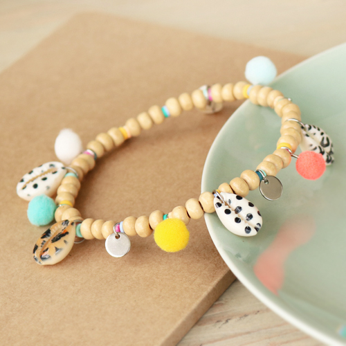 Ontdek hier hoe je de leukste sieraden kunt maken met Kauri&rsquo;s en pompom bedels: