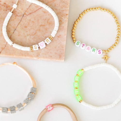  Deze toffe zomerse armbanden kun je maken met letterkralen en zodiac kralen: 