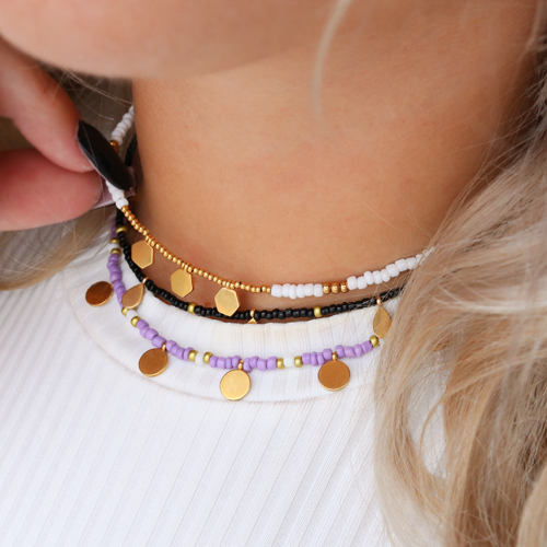 Deze trendy sieraden kun je maken met rocailles en stainless steel bedels: