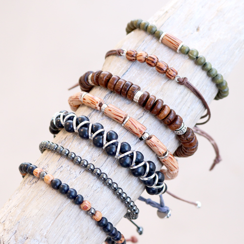 Zie hier hoe je zelf deze stoere armbanden kunt maken met houten kralen: 