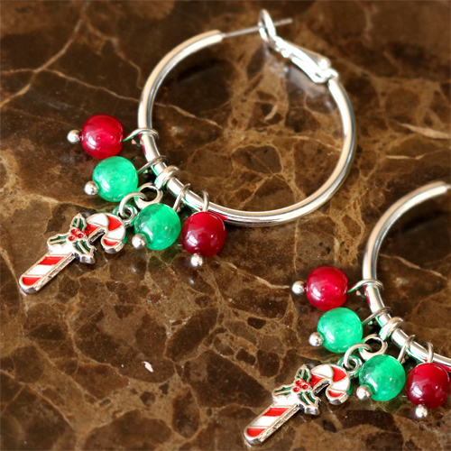 Zo maak je de leukste sieraden met kerst bedels: 