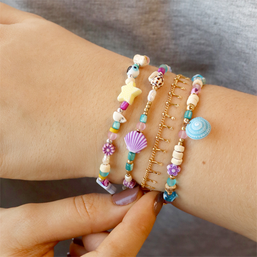 Lees hier hoe je vrolijke armbandjes maakt met de sealife en bloem acryl kralen 