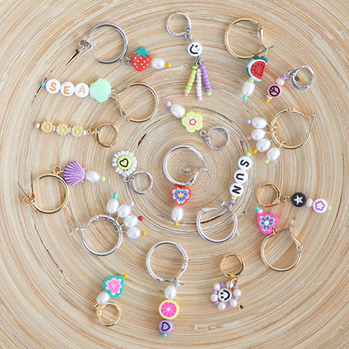 Ontwerp modieuze sieraden met diverse acryl kralen en de DQ metalen rainbow nietstiften 