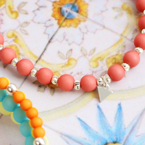 Kleurrijke armbanden maak je met acryl kralen! 