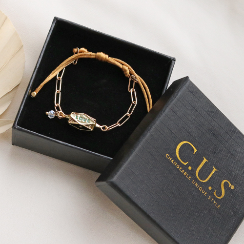 Ontwerp sieraden met brass metalen C.U.S&reg; sieraden message beads