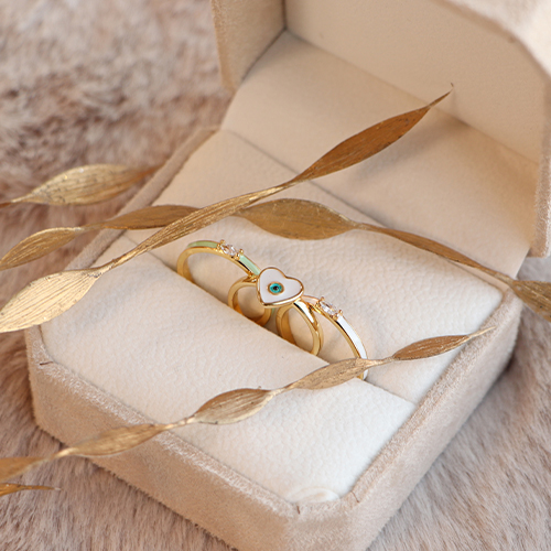 Combineer deze kleurrijke ringen en oorbellen met handgemaakte sieraden