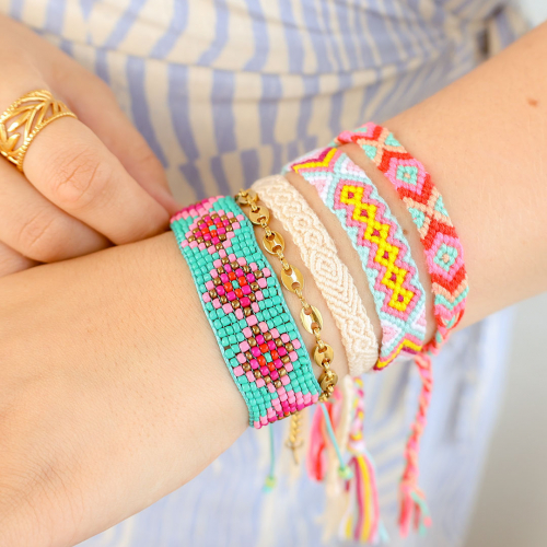 Zo presenteer je trendy armbanden en enkelbandjes