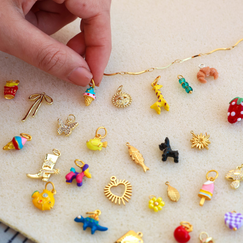 Zo maak je vrolijke sieraden met metalen bedels met enamel