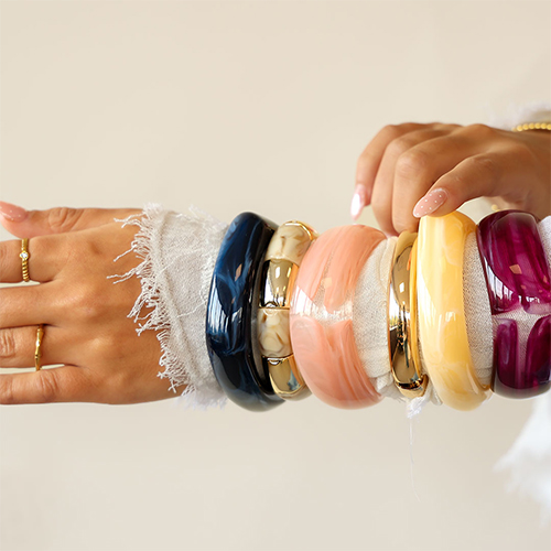 Combineer resin armbanden met metalen armbanden