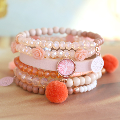 Deze zomerse look is gemaakt met de leukste kraaltjes in schitterende &ldquo;peach&rdquo; & &ldquo;coral tinten&rdquo;. Love it!
