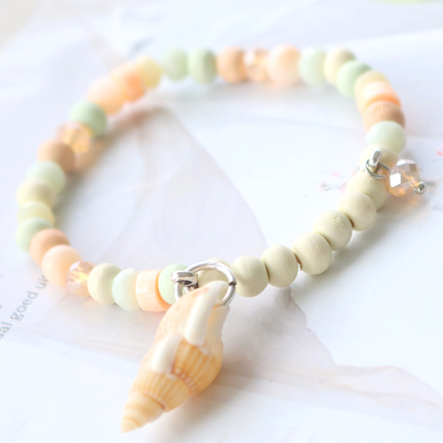 Met onze houten kralen in frisse kleuren maak je deze leuke sieraden met schitterende details. 