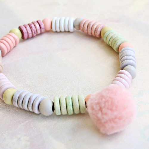 Deze armbandjes in vrolijke kleurtjes maak je zelf met disc kralen van Grieks keramiek DQ, hoe geef jij je eigen draai aan het design?