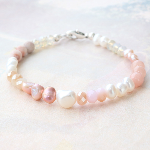 Op en top vrouwelijk zijn deze armbandjes en ketting met zoetwaterparels 