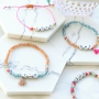 Quote sieraden met letterkralen metal look en kleurrijke details