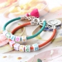 Kleurrijke sieraden en sleutelhangers van DQ leer gepersonaliseerd met letterkralen