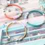Kleurrijke sieraden en sleutelhangers van DQ leer gepersonaliseerd met letterkralen