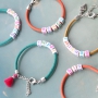 Kleurrijke sieraden en sleutelhangers van DQ leer gepersonaliseerd met letterkralen