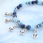 Armbanden en ringen met ankers in blauwe tinten