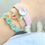 Vrolijke sieraden met basic cabochons, Cuoio, DQ metaal, schelp bedels en macram&eacute; 