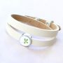 Armbanden en sleutelhangers met bedels en cabochons met echte bloemen en schelpen