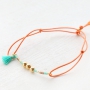 Zomerse armbandjes van elastiek met kleurrijke kralen