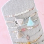 Statement oorbellen met bijpassende armbanden en kettingen met heel veel kwastjes!