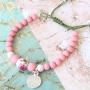 Vrolijke armbandjes met keramiek kralen, macram&eacute; draad en DQ metalen bedels!