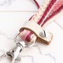 Fashion armbanden en sleutelhanger met trendy plat koord su&egrave;de style