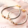 Kleurrijke armbandjes met facetkralen en gouden details