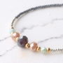 Kleurrijke armbandjes met facetkralen en gouden details