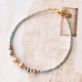 Kleurrijke armbandjes met facetkralen en gouden details