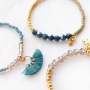 Fijne armbandjes van facet kralen met nieuwe sieradenkaartjes in winterse en feestelijke stijl