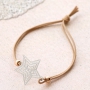 Armbandjes en een sleutelhanger met schitterende bohemian hangers