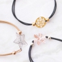 Armbandjes en een sleutelhanger met schitterende bohemian hangers