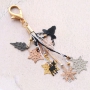 Armbandjes en een sleutelhanger met schitterende bohemian hangers