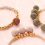 Feestelijke armbandjes met nieuwe glinsterende pompoms