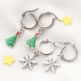 Vrolijke kerstsieraden met gouden en zilveren kerst bedels