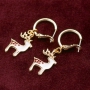 Vrolijke kerstsieraden met gouden en zilveren kerst bedels